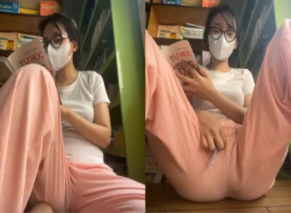 Em gái vừa đọc từng trang vừa nhét sextoy vào lồn