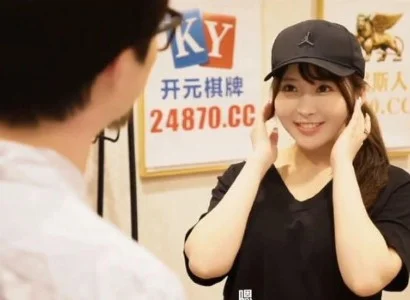 Em nhân viên giao hàng dễ tính khi tới nơi