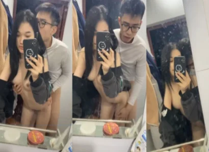 Cặp bạn sinh viên quan hệ với nhau trước gương