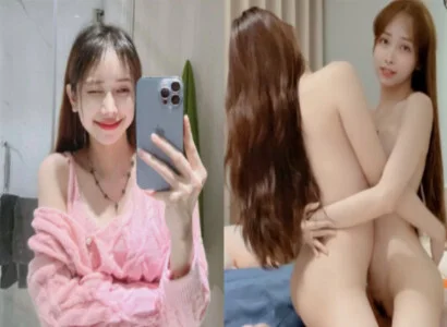 Lâm Thái Vy cùng cô bạn thân móc bím với nhau trong buổi livestream