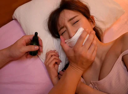 Hắn sử dụng thuốc mê để cô em họ xinh đẹp lơ mơ rồi quan hệ
